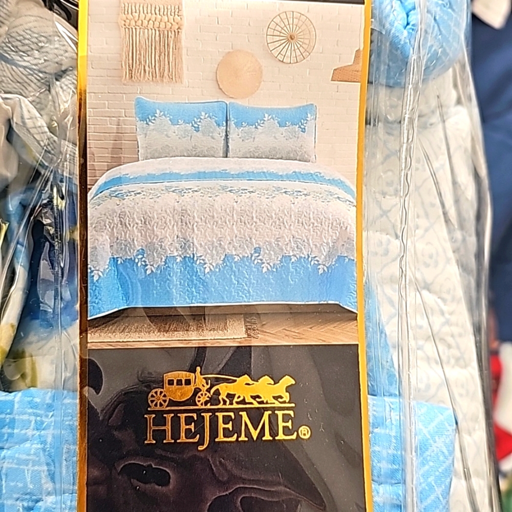 NWT King Quilt set, 3 piece, reversible (blue/white)